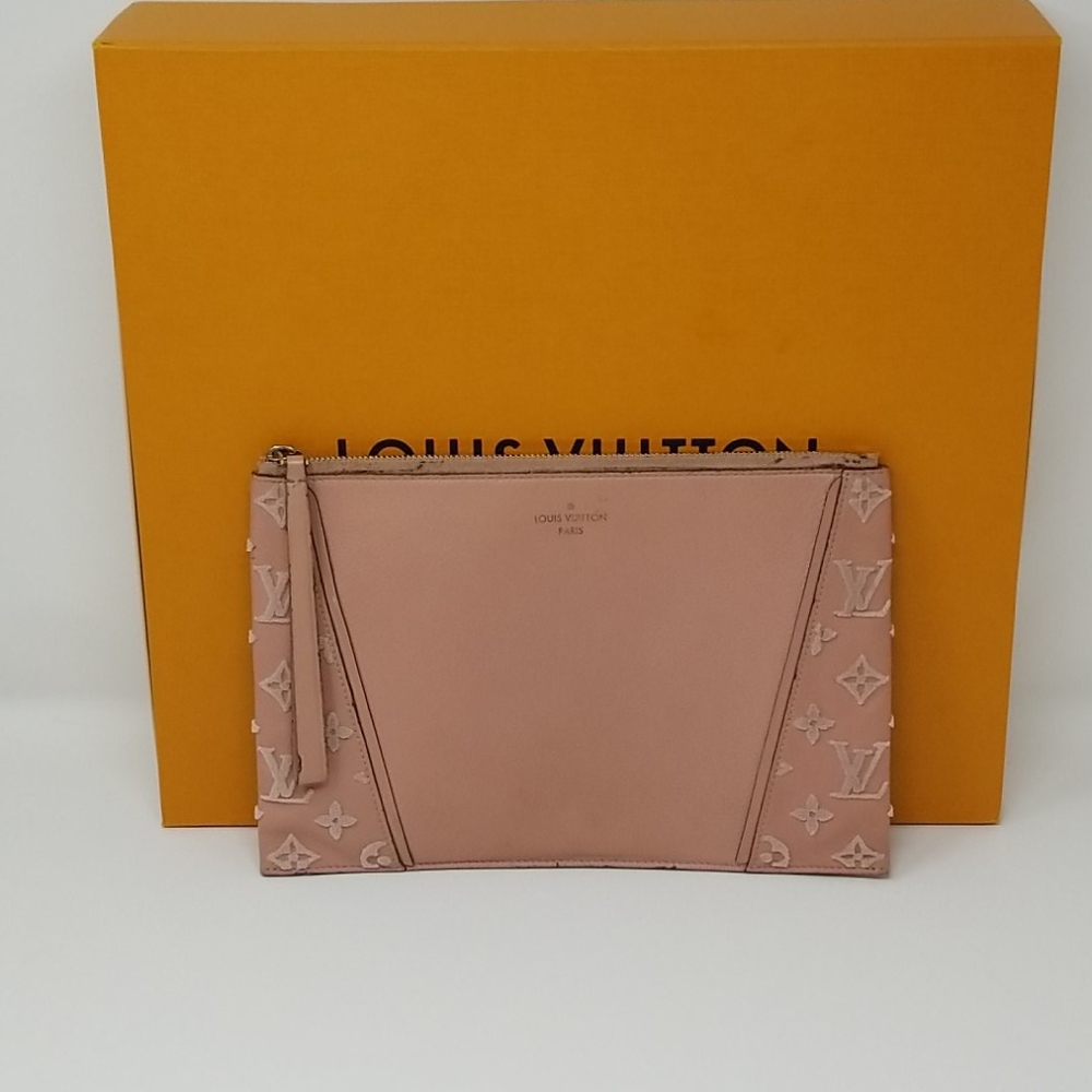 LV Pochette W MonogramVeau Cachemire in Magnolia / Pink